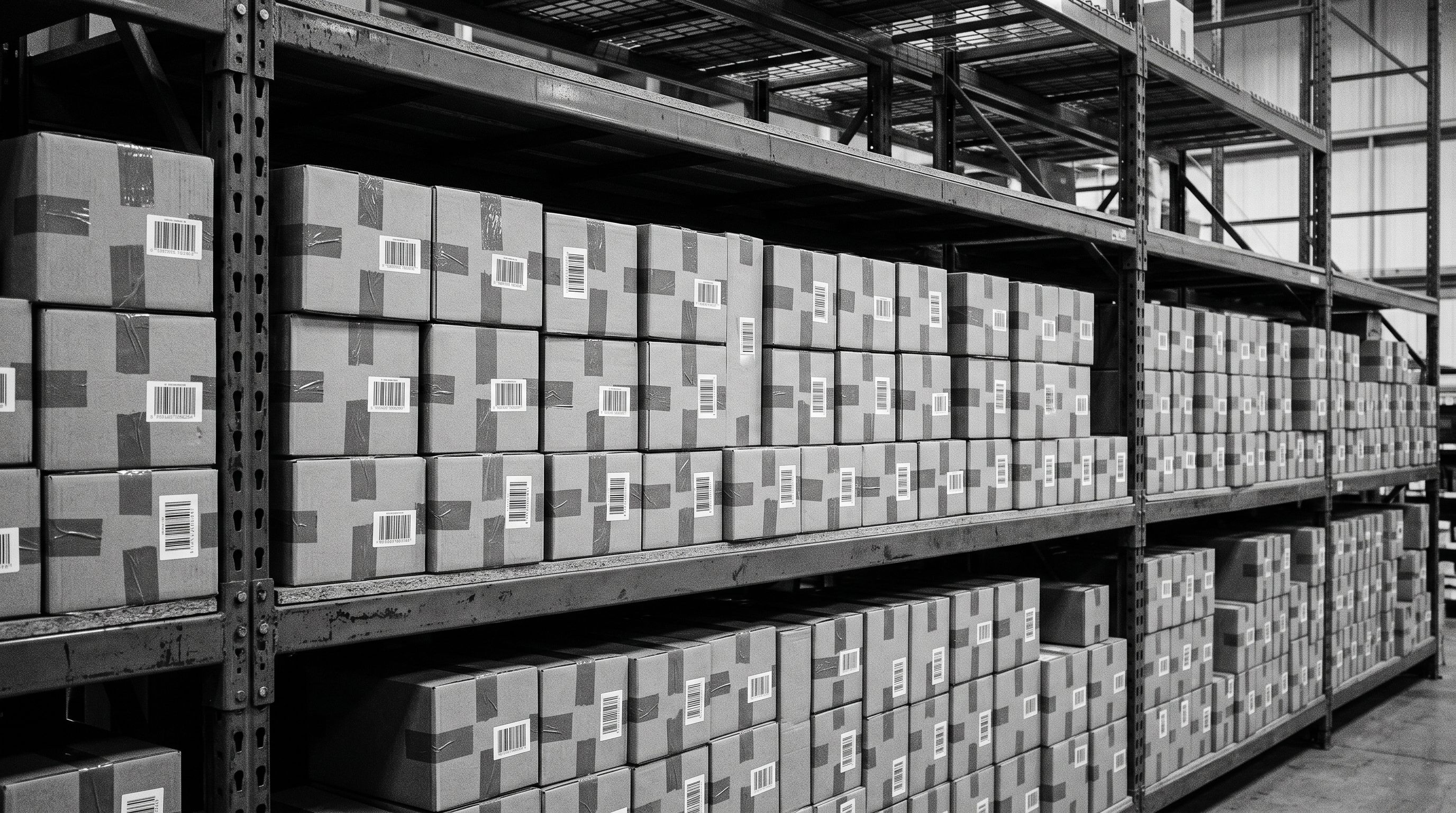 Factory sorting conveyor line routing product containers into separated output trays