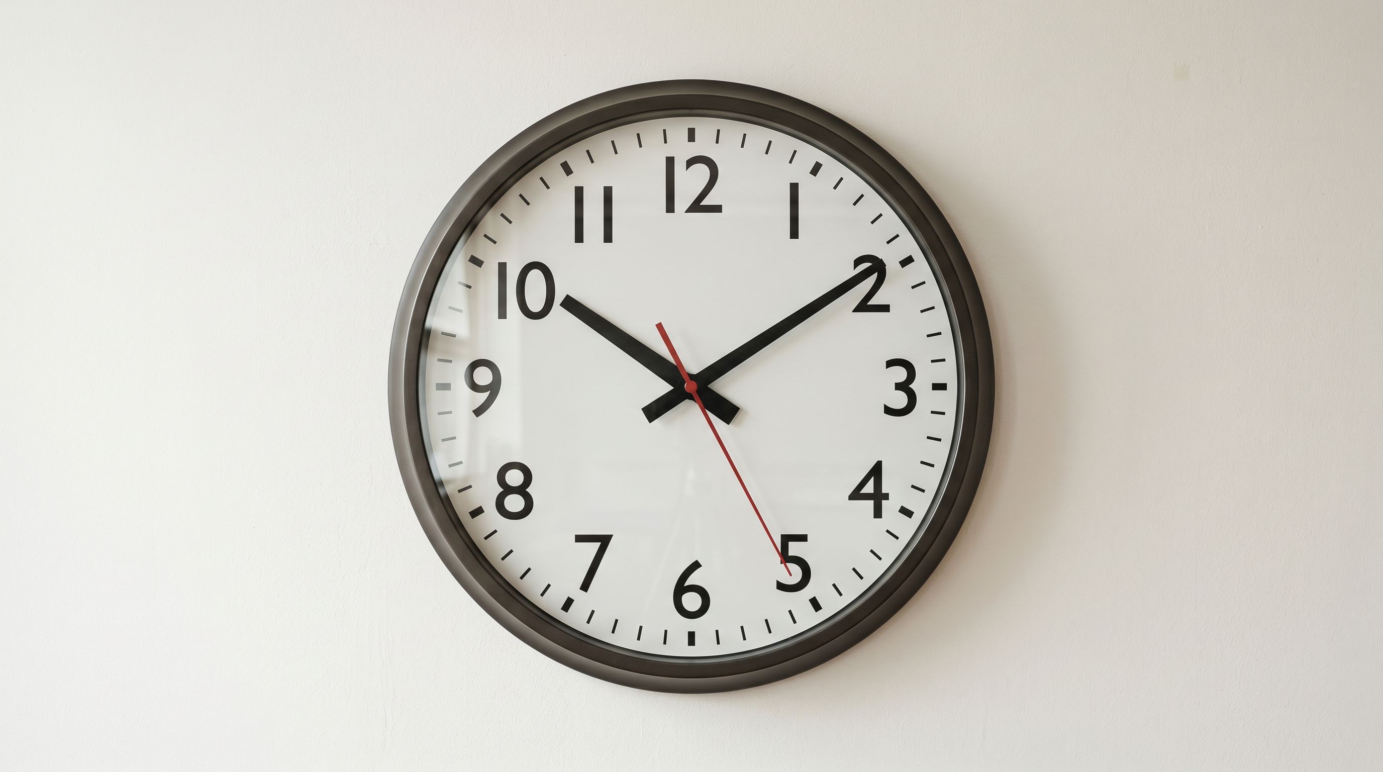 Round analogue wall clock with clear numerals representing feed propagation timeline.